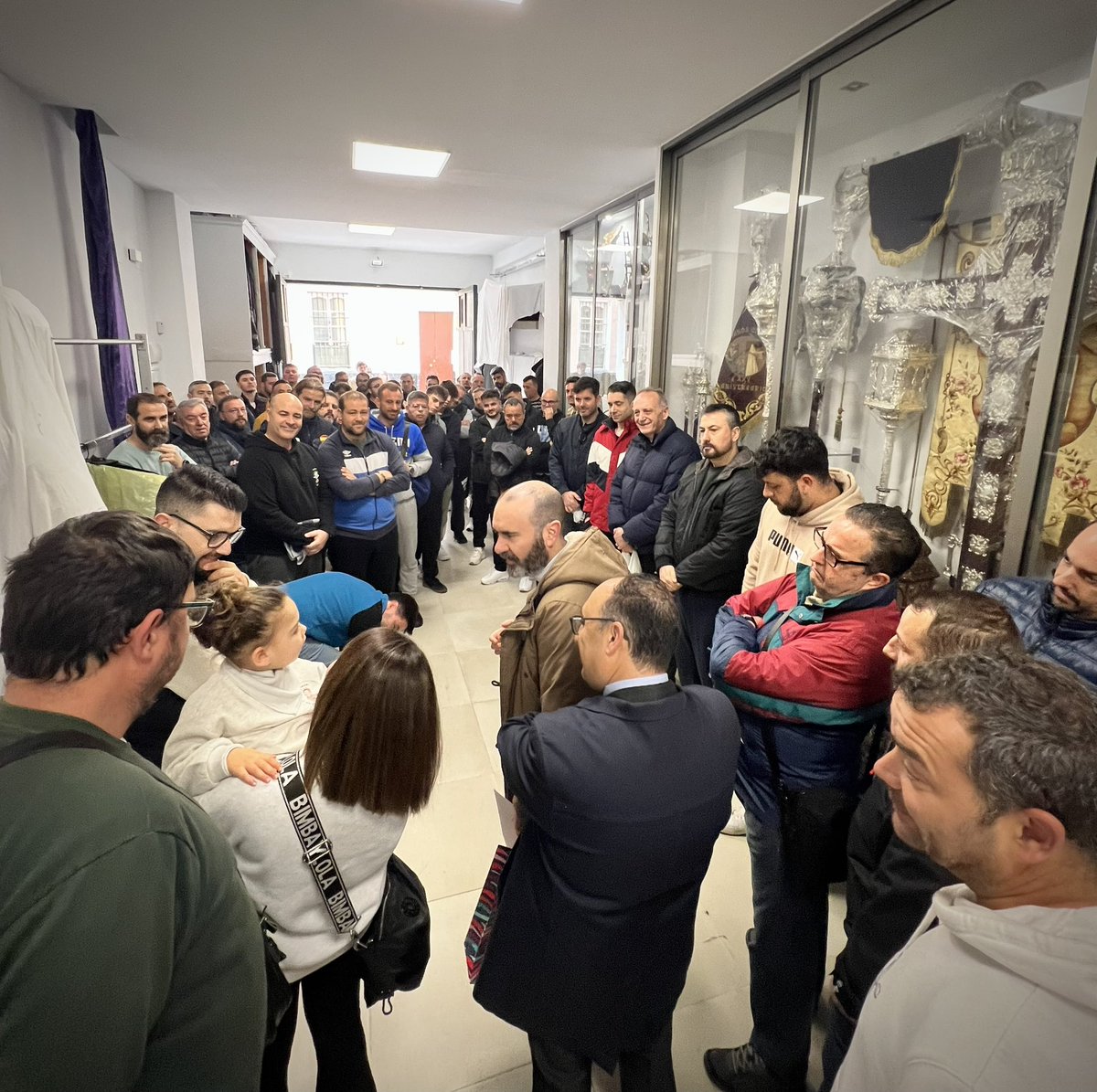 HdadAmorCadiz's tweet photo. CARIDAD | 

Un año más nuestra hermandad y la cuadrilla de cargadores de Ntro. Padre Jesús Nazareno del Amor ha colaborado con la iniciativa de la Asociación "Gabriella mi pequeña guerrera".

La asociación busca colaboración para la investigación de tratamiento para el Sd de Bpan https://t.co/2zS9olJssI