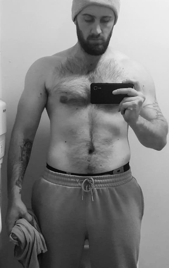 Just benched 130 for the first time. Strength training is the best feeling but its doing nothing for my physique 😬🤣