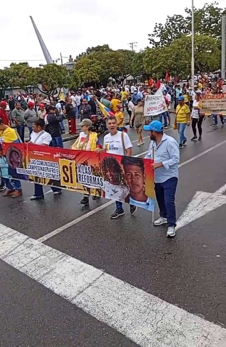 En BARRANCABERMEJA centenares de personas salieron hoy a calles para apoyar las reformas sociales del gobierno Petro. <a href="/petrogustavo/">Gustavo Petro</a> <a href="/RTVCnoticias/">RTVC Noticias</a>