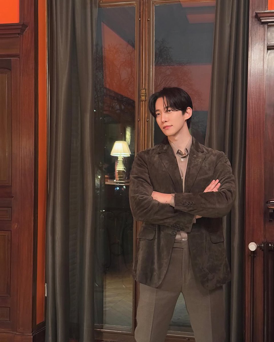 伝説的なK-POPボーイズグループ2PMのメンバーであり、俳優としても高く評価されているイ・ジュノが、ベルルッティの新たなブランドアンバサダーに就任。メゾン創立130周年を記念する今回の起用は、まさに理想的なタッグと言えるでしょう。

#Berluti #leejunho #leejunhoxberluti