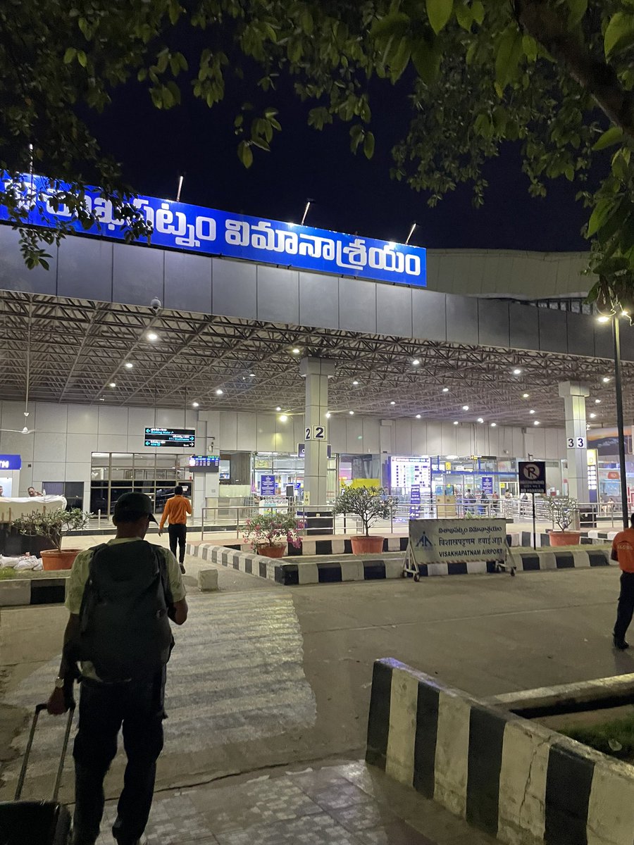 Nisha_gowru's tweet image. The Middle-class Married Woman in Me is Sad 😢 That She left All her Eligible Credit Cards worth Airport Lounge Access safely at Home and Now her Husband had paid ₹80 for a 500 ml Water Bottle 😐 
Finally I had to force him to Settle for Chicken Biryani! 
#MiddleclassLife