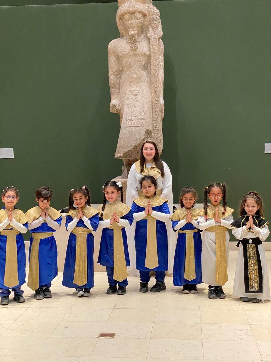 مُدرسة جميلة اخدت طلابها الحلوين بلبسهم المصرى القديم الجميل و راحوا يزوروا جدهم الاعظم الملك رمسيس الثانى فى متحف سوهاج القومى ❤️😍🇪🇬