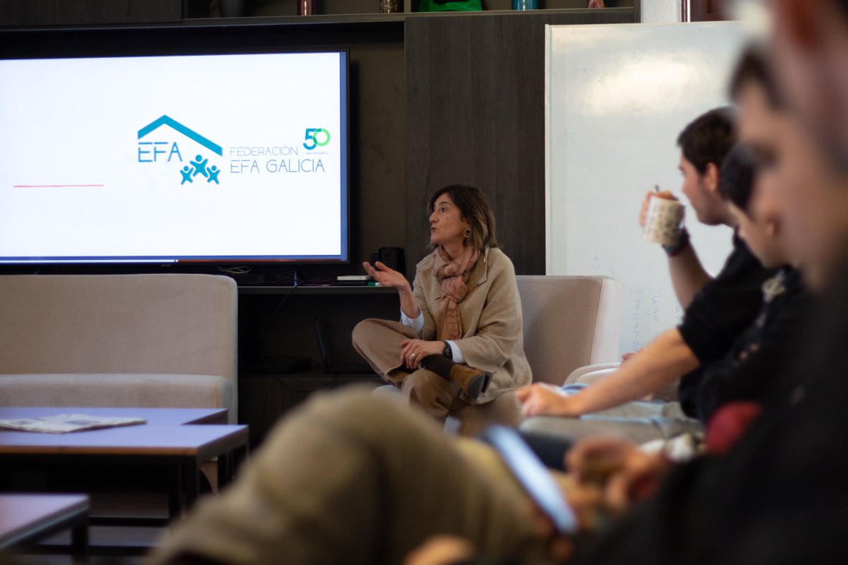 La Formación Profesional rural en Galicia es cada vez más puntera “pues incluye desde los cultivos y la apicultura hasta los drones y la robótica” según nos ha explicado Belén Rodríguez Lago, secretaria de la federación gallega de Escuelas Familiares Agrarias. #laestila #tertulia