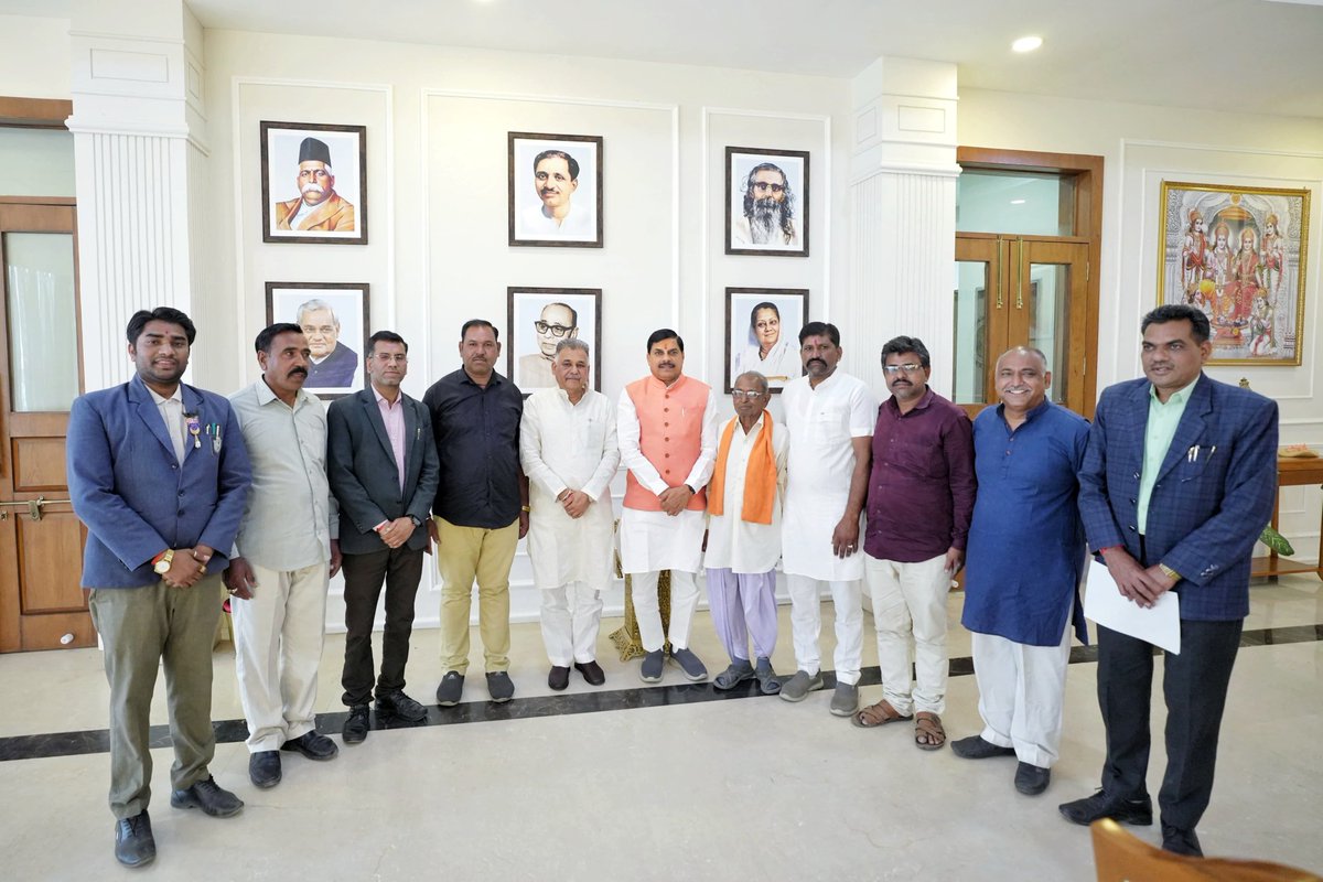 माननीय मुख्यमंत्री जी से आज भोपाल निवास स्थित समत्व भवन में कैबिनेट मंत्री श्री <a href="/Indersinghsjp/">इन्दरसिंह परमार</a> जी ने सौजन्य भेंट की। 

<a href="/DrMohanYadav51/">Dr Mohan Yadav</a>