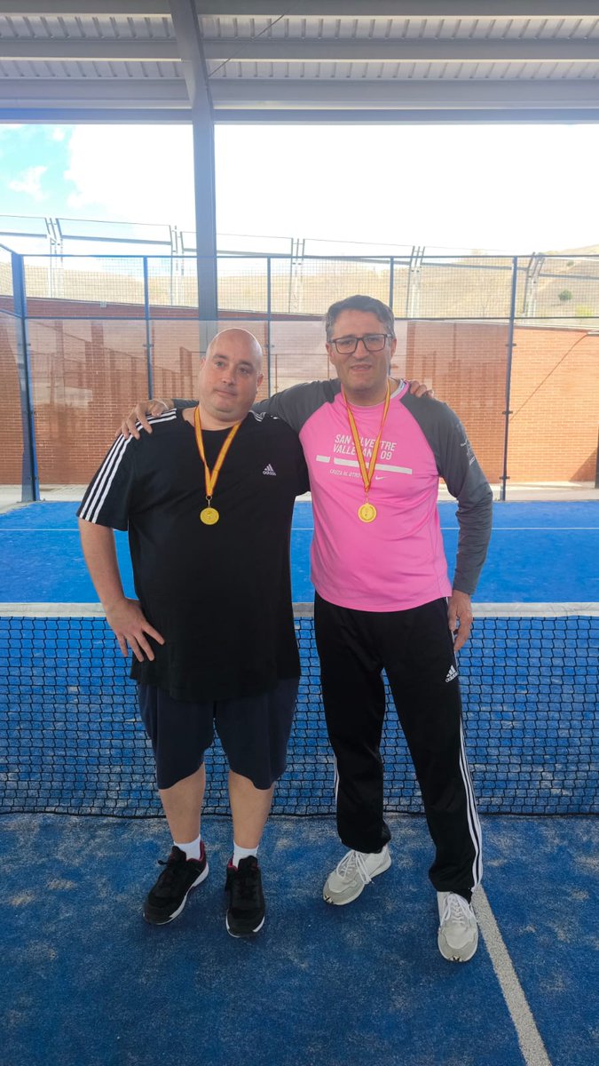 yago822's tweet photo. Después de un año entrenando en serio mi primer torneo con gente muy buena(además de Co-organizador y fundador de ONG),además mi cuñado ganando el torneo.Ademas de tener una buena pareja de pádel para un buen estreno en torneos,estoy satisfecho y hemos cumplido objetivos. https://t.co/SHnbxXjyim
