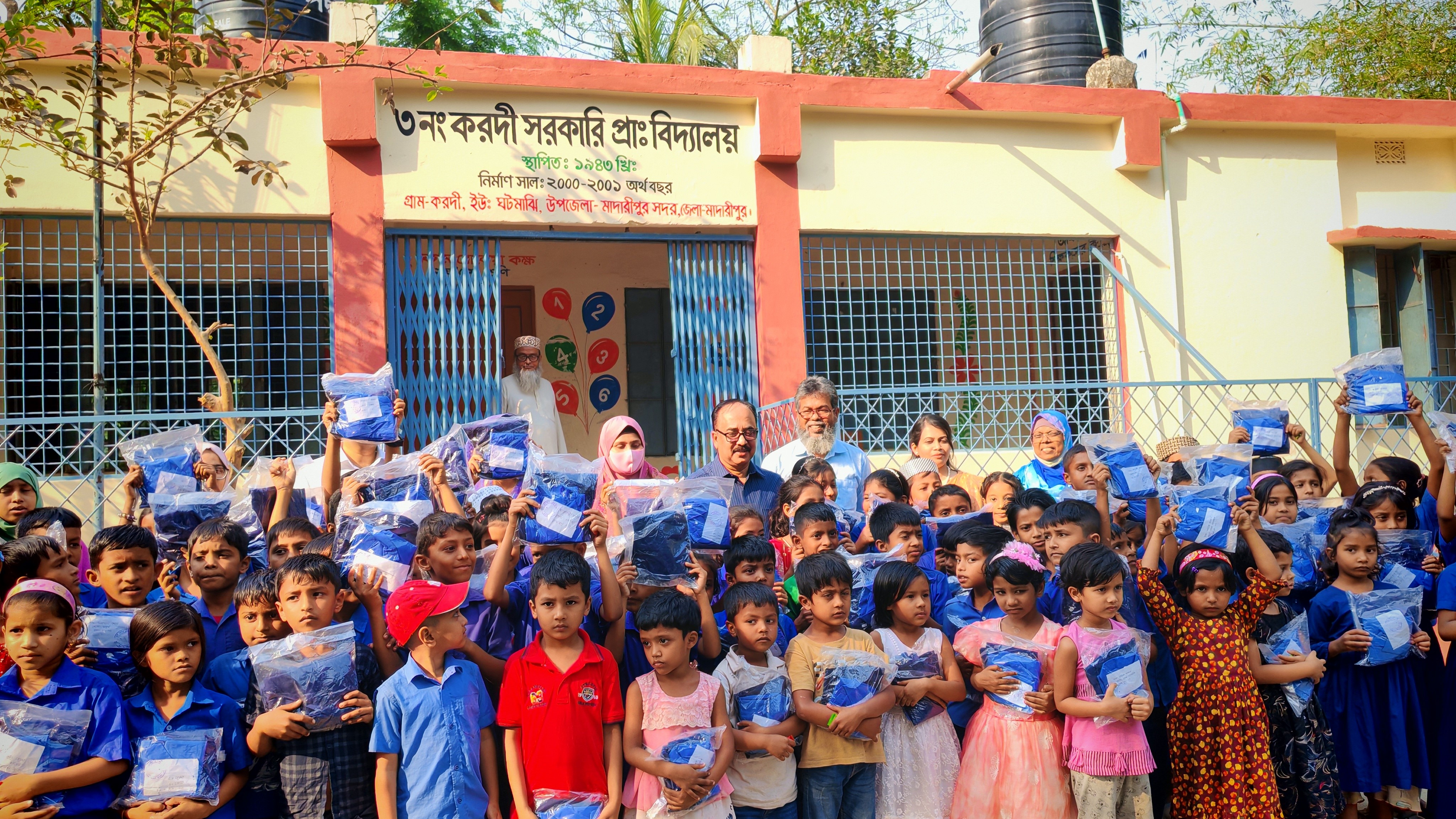 মাদারীপুরে বিনামূল্যে শিক্ষার্থীদের মাঝে স্কুল ড্রেস বিতরণ করলেন বিভাগীয় কমিশনার