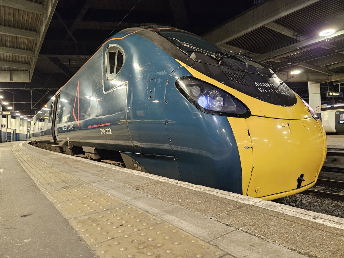 390_driver's tweet photo. Spring is in the air (for now) and I'm at work 🙄 Why does it always seem to rain on your days off 🤷‍♂️

Anyway, here's set 002 on Platform 1 at Euston waiting for it's next run down the WCML 🚄 https://t.co/dMCfV7HBo7