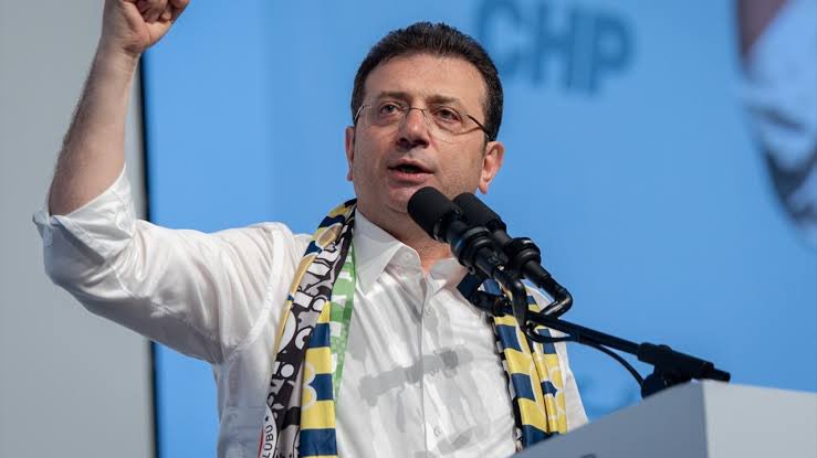 Ne açtığınız davalar 
Ne açtığınız soruşturmalar
Ne verdiğiniz hukuk dışı kararlar
Ne de iptal ettiğiniz diplomalar;

Durduramayacak halkın coşkun akan selini!

Korkularınızı büyüten, uykularınızı kaçıran Ekrem İmamoğlu engelleri aşa aşa, el ele omuz omuza Cumhurbaşkanlığına