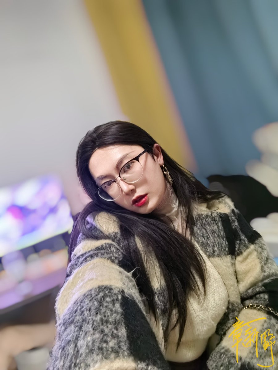 需要姐姐帮忙嘛
（请忽略乱糟糟的卧室 哈哈