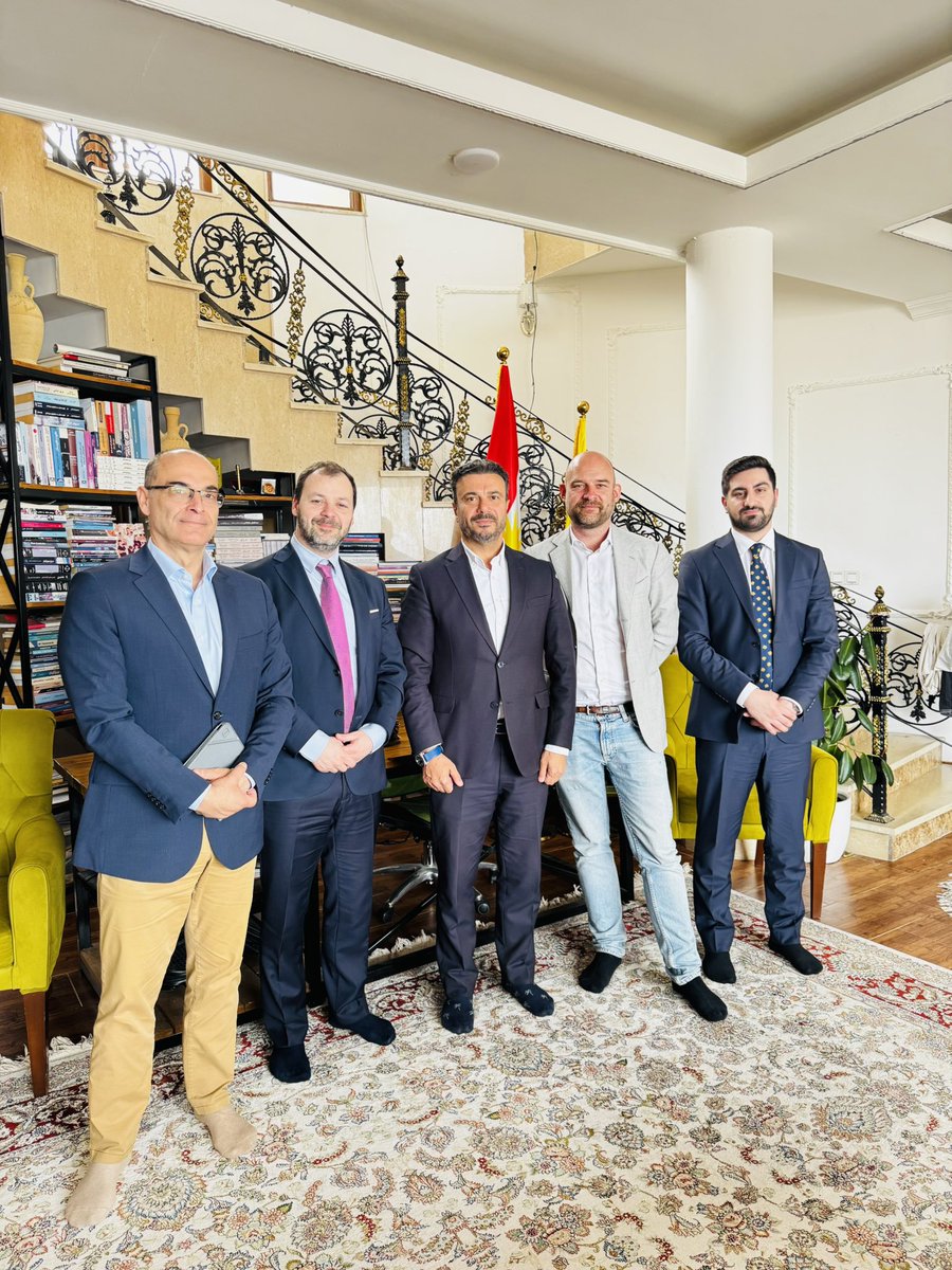 ئەڤرۆ شاندەکێ ئێکەتیا ئۆروپا مێهڤانێن مە بوون، کو پێکهاتبوون ژ دیبلۆماتکارێن چەند دەولەتان، مە جوانی و پێکڤە ژیان و ئارامیا زاخۆ نیشا وان دا.
<a href="/FrerikK/">Frerik Kampman</a> @Radu_Eugen_Butum