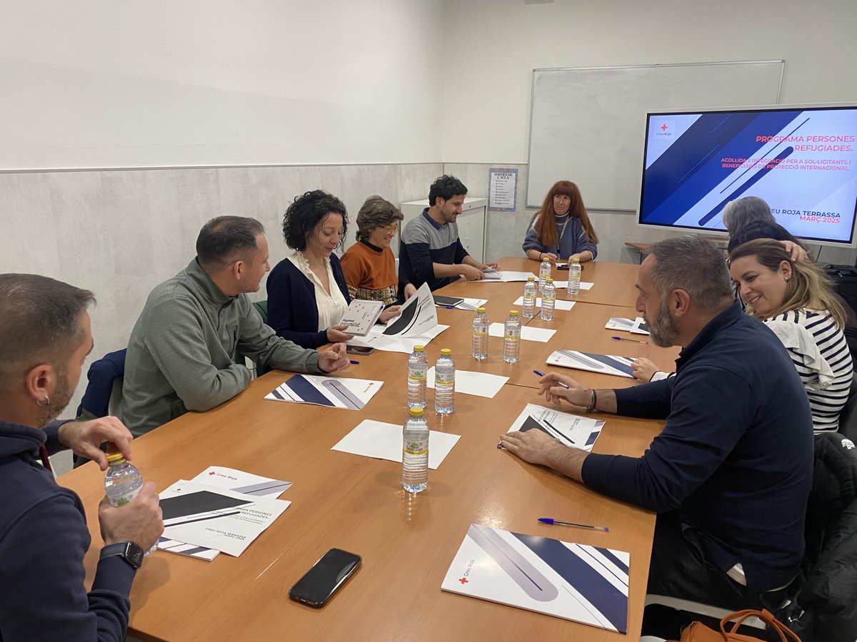 CreuRojaTRS's tweet photo. Avui hem acollit als companys i companyes d'Oficina Central amb qui ens hem reunit per donar a conèixer de primera mà el projecte d'Atenció a Persones refugiades i sol·licitants d'asil que gestionem a Terrassa.
#RefugiatsTerrassa #SerMillors #CruzRojaEspanyola https://t.co/F9JUkO29wL