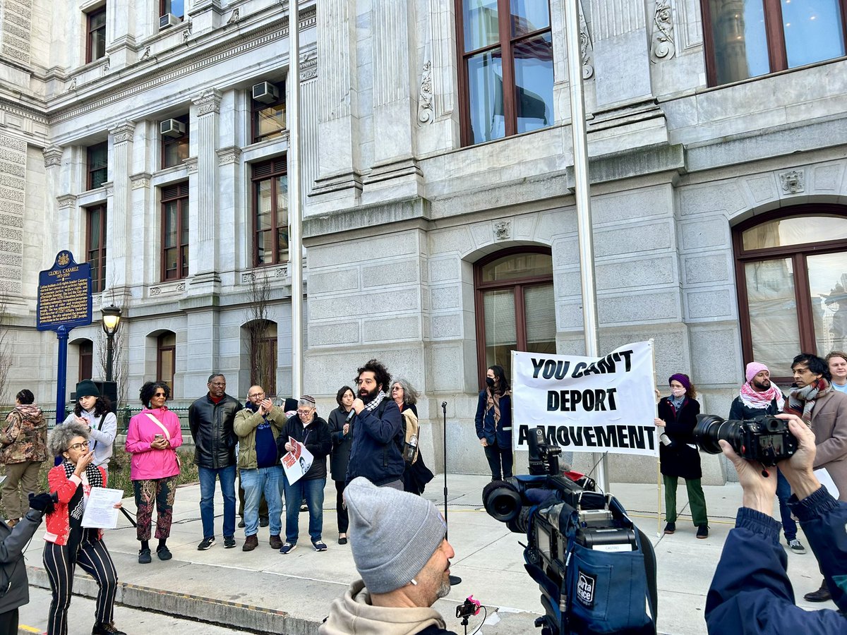 WillforPA's tweet image. Proud to stand with neighbors, activists and electeds yesterday to defend freedom of speech and dissent and to demand the release of Mahmoud Khalil and others unjustly detained and/or deported during these first weeks of the 2nd Trump administration.
📸 @Seth4ThePeople