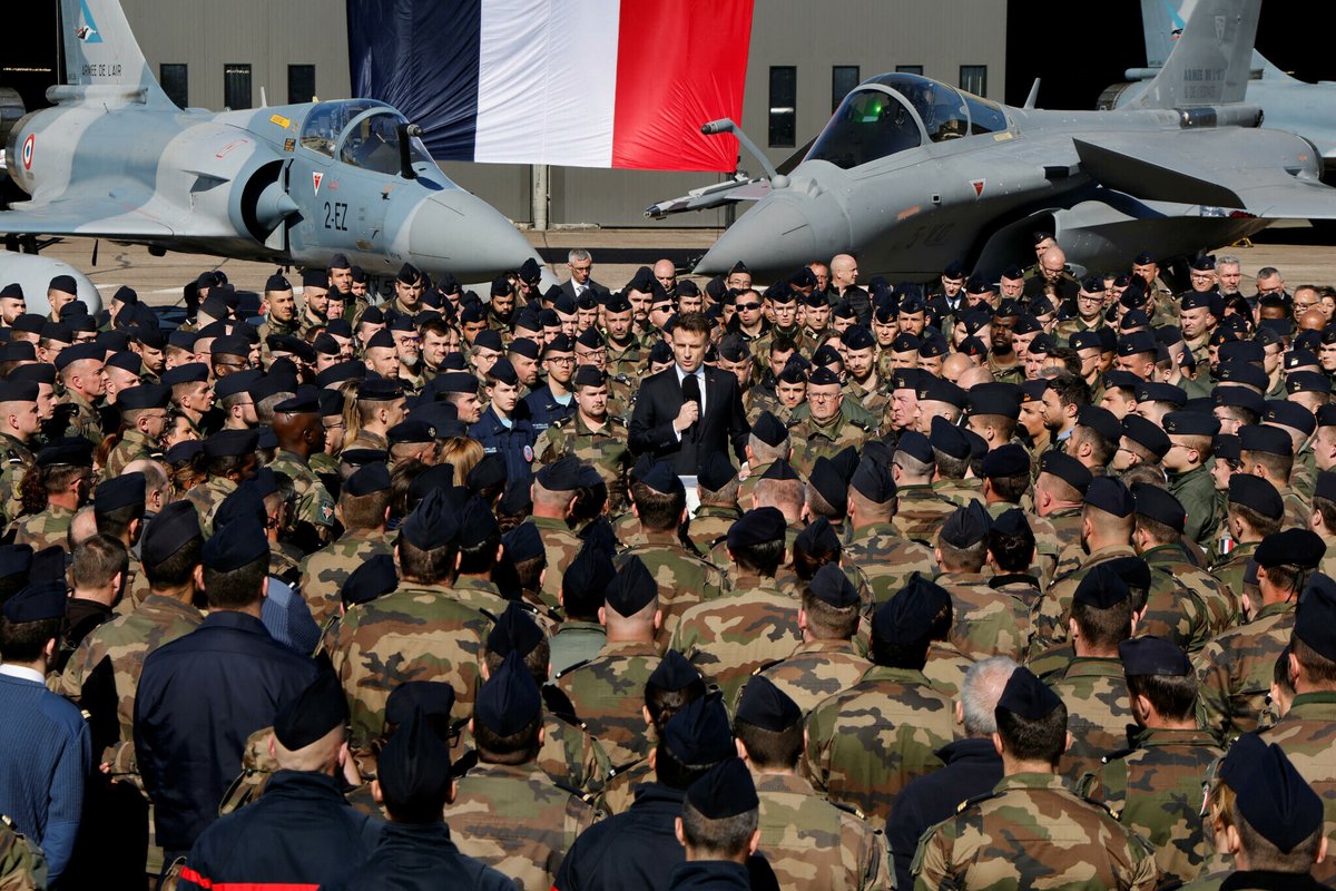 le_Parisien's tweet image. L&apos;armée française va « accroître et accélérer les commandes de Rafale », affirme Emmanuel Macron.

Les décisions d’investissements supplémentaires seront annoncées « dans les prochaines semaines ».

➡️ l.leparisien.fr/6BYR