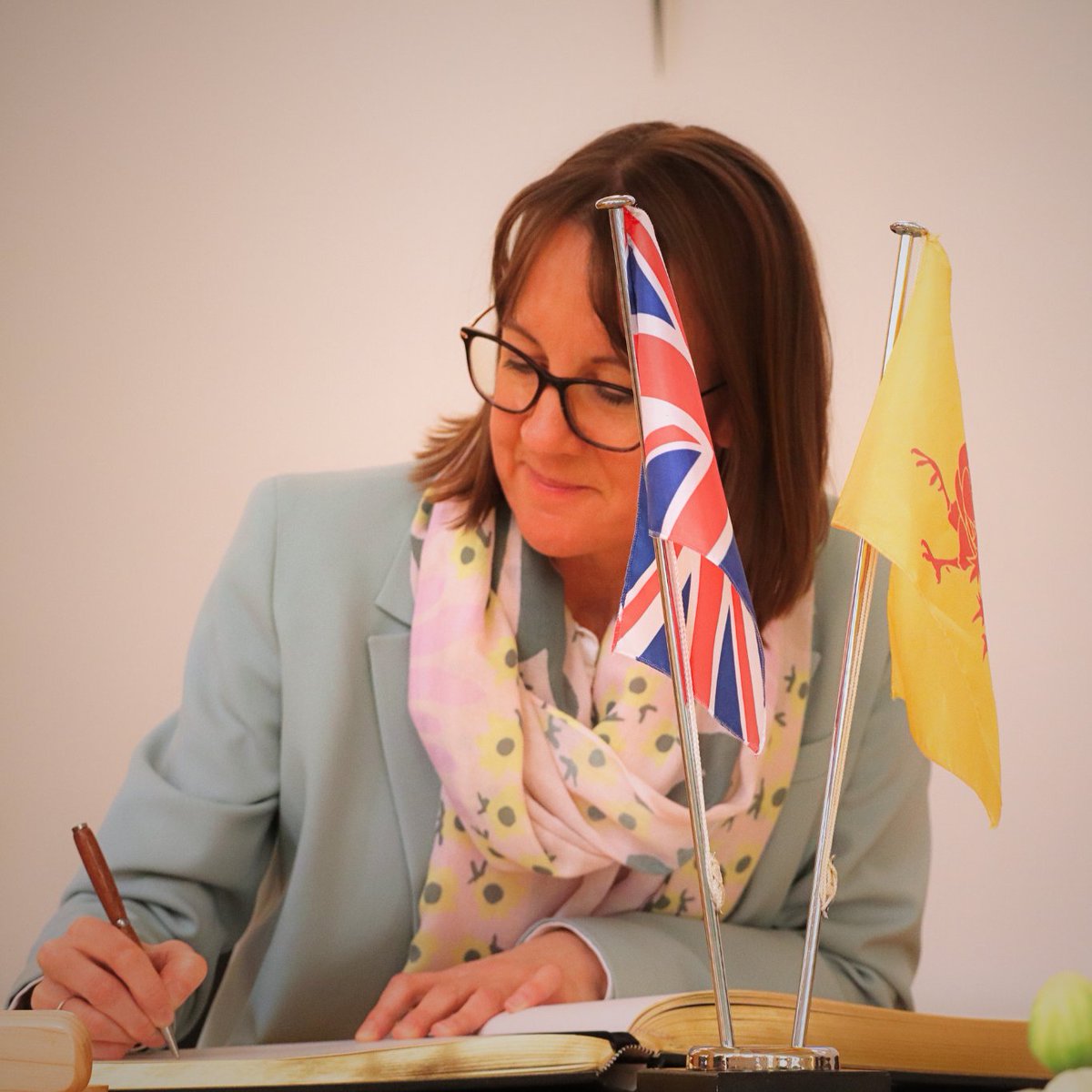 Willy BORSUS (@wborsus) on Twitter photo Rencontre très intéressante aujourd’hui avec S.E.Mme Anne Sherriff, Ambassadeur du Royaume-Uni en Belgique. Le Royaume-Uni et la Wallonie entretiennent des liens historiques et économiques solides, au-delà des relations amicales qui nous unissent. <a href="/UKinBelgium/">UK in Belgium🇬🇧🇧🇪</a> Rencontre très intéressante aujourd’hui avec S.E.Mme Anne Sherriff, Ambassadeur du Royaume-Uni en Belgique. Le Royaume-Uni et la Wallonie entretiennent des liens historiques et économiques solides, au-delà des relations amicales qui nous unissent. <a href="/UKinBelgium/">UK in Belgium🇬🇧🇧🇪</a>