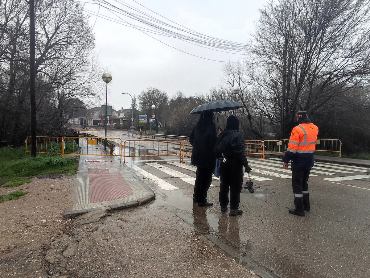 protecvillalba's tweet photo. 🔴 Cortado preventivamente el puente del Molino (calle Escofina) dado que el agua del Río Guadarrama está golpeando el tablero, para evitar que si llegase a saltar el agua por encima pudiera afectar a personas o vehículos.

En cuanto descienda el nivel del cauce se procederá a la reapertura de la infraestructura. Hasta entonces utilicen rutas alternativas.

Equipos de @PoliciaVillalba y Protección Civil continúan vigilando ese punto del cauce.

#PAMINUN 🌊