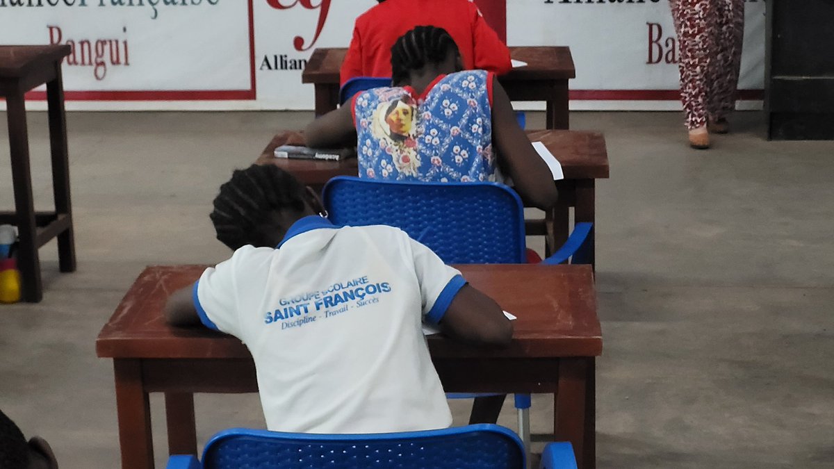 Semaine de la Langue Française et de la Francophonie

Ce matin, 145 élèves de 12 établissements, dont le LFCDG, ont participé à la Kota Dictée à l’ <a href="/AFBanguiRCA/">Alliance Française de Bangui</a> 📝
🔜 Prochain rendez-vous : "Printemps des Poètes" ce jeudi 20 mars sur le thème "La poésie volcanique" 
<a href="/aefeinfo/">AEFE</a>