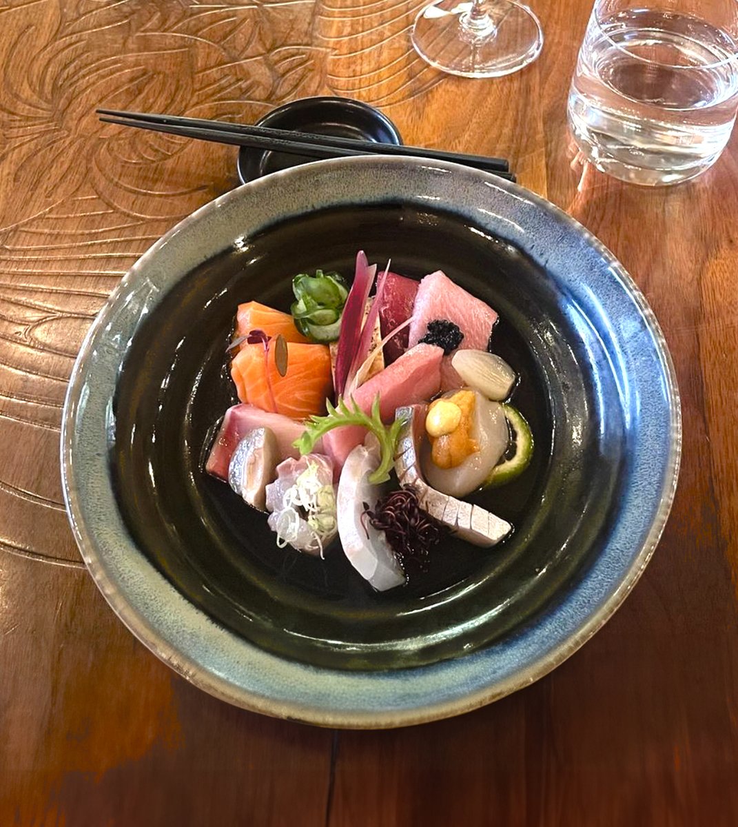 Rafraîchissez votre palais avec un assortiment de sashimis, présentés dans notre menu omakase.
Refresh your palate with an assortment of sashimi, featured in our omakase menu.
-
514-750-7534
info@parkresto.com