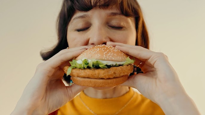 portfolio_mm's tweet photo. Simplesmente arte: McChicken Duplo e Lemon Pepper são os novos membros da família McChicken. Confira a campanha criada pela https://t.co/jw7BHDHPZj: https://t.co/AN3MiNB42y https://t.co/bV8QlBPLqZ