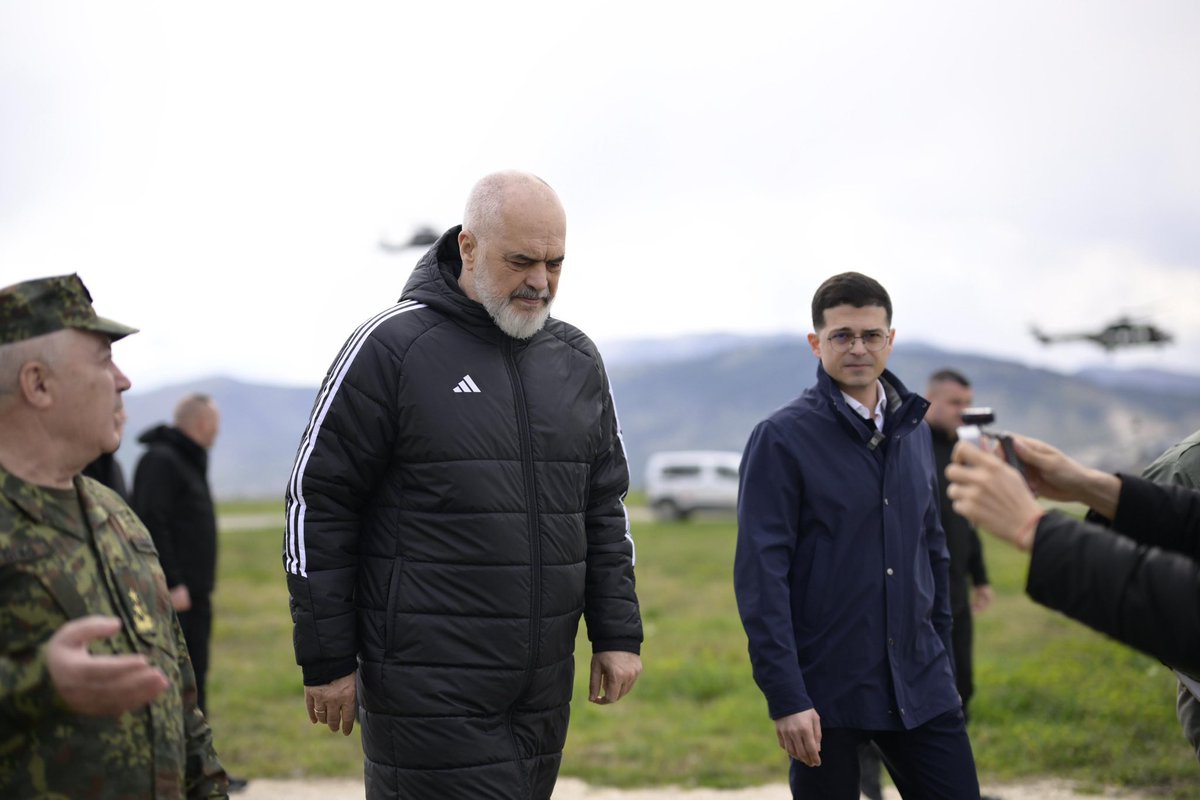 Me Kryeministrin <a href="/ediramaal/">Edi Rama</a> në Bazën Ajrore të Kuçovës që po kthehet në një aset strategjik të NATO-s, falë investimeve në infrastrukturë, modernizim dhe trajnime🚁🛬✈️🇦🇱

Modernizimi i Forcës Ajrore, përfshirë edhe flotën e dronëve luftarakë, të cilët tashmë shërbejnë edhe për
