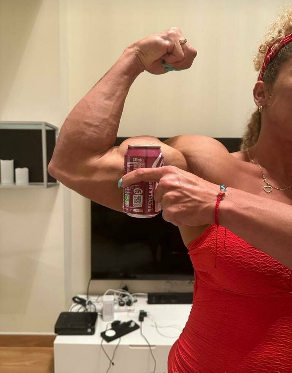 amazonianbeaut3's tweet photo. Drink up! #AmyMuscle @AmyMusclefit https://t.co/eHAsOeL9jr