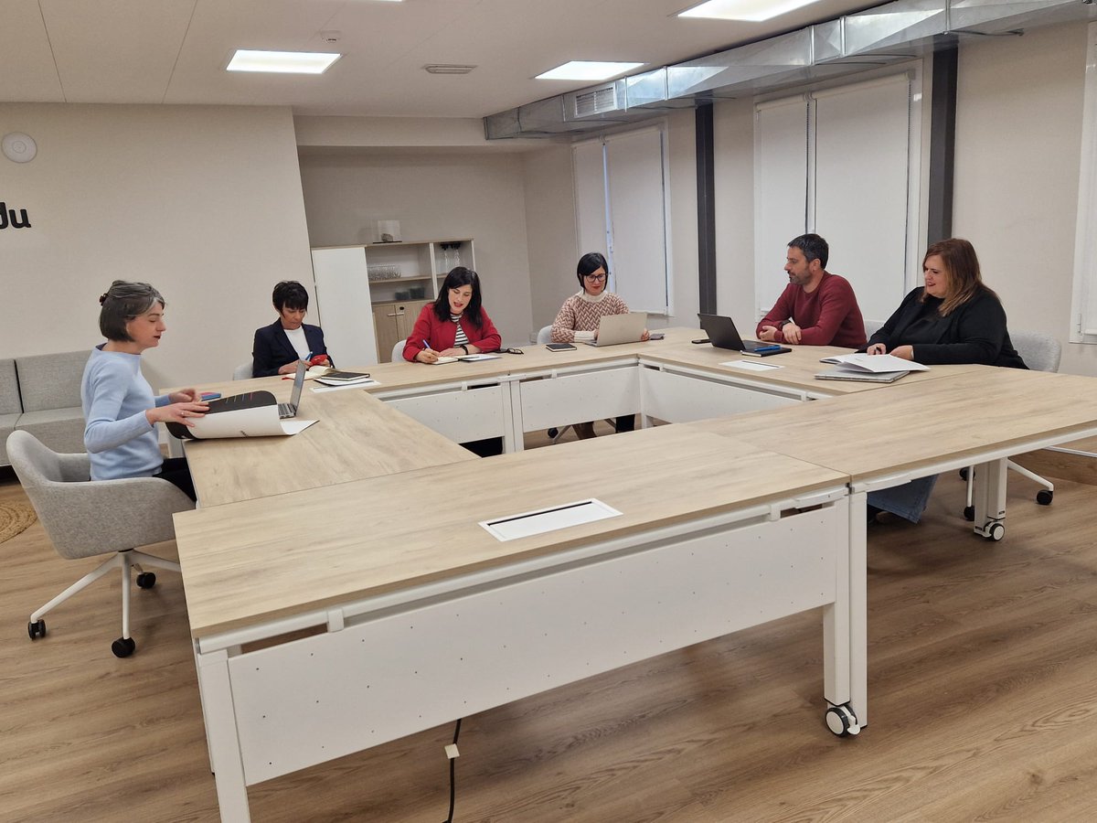 ehbildugipuzkoa's tweet photo. Gipuzkoako Idazkaritza hautatu berriak lehen bilera egin du gaur. 

III. Konferentzia Munizipalistaren atarian batzartu da lehen aldiz. Gipuzkoa abangoardian jartzeko eta oro har Euskal Herriak dituen erronkei erantzuteko lanerako prest

#Zutunik https://t.co/zO7G5ig5b6