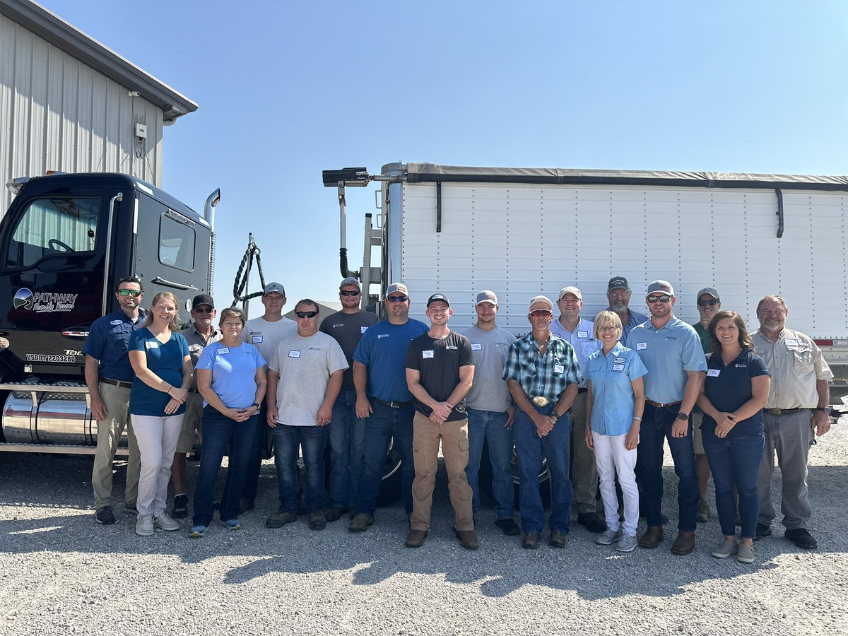 PathwayFamFarms's tweet photo. Happy #NationalAgDay from all of us at #PathwayFamFarms Thank you to all farmers &amp; agricultural workers who fuel &amp; feed our world. 🌽🌱🌾 @agday https://t.co/gxYJVI3oVx