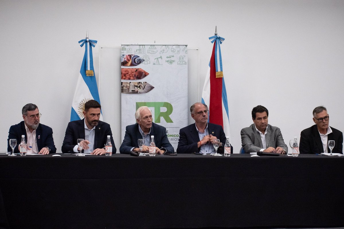 EnteCentro's tweet photo. #MesaDePesca de la @regionlitoral
Se tocó en #ER: 

La unificación de políticas públicas de control de pesca comercial en el Litoral, el manejo de cupos, los permisos para ejercer la actividad deportiva, y la veda total de captura del dorado, entre otros. https://t.co/eYn0Qb2ja4