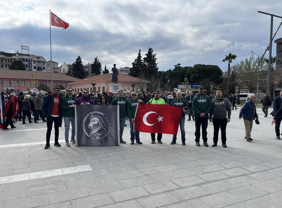 Çanakkale Bisiklet Platformu Gönüllüleri 18 Mart Çanakkale Deniz Zaferi Çelenk Sunma Töreninde!

ÇABİP Gönüllüleri olarak Çanakkale Cumhuriyet Meydanı’nda gerçekleştirilen Çelenk Sunma Töreni’ne katılım sağladık. Vatan uğruna canını feda eden kahramanlarımızı saygı, minnet ve
