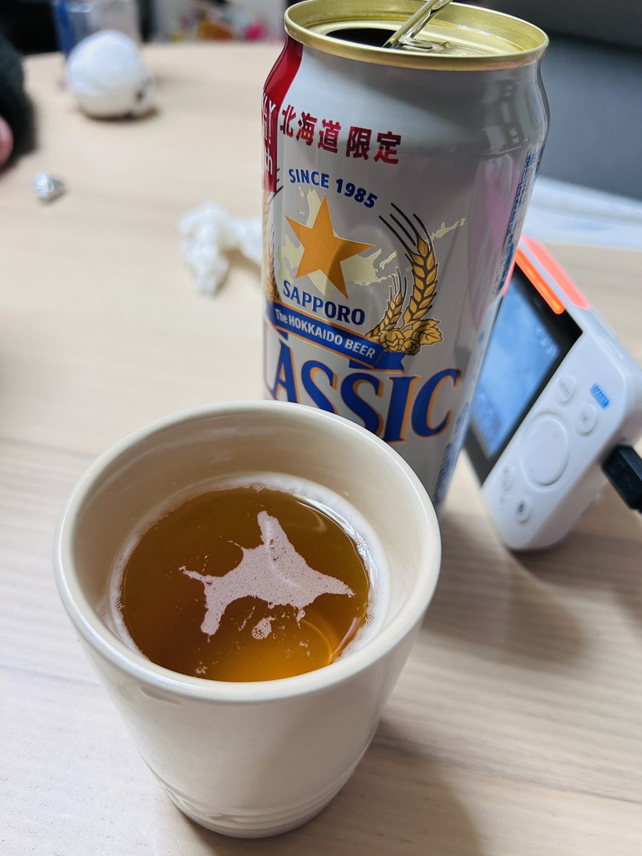 kohei_oyama's tweet photo. 北海道出身の友達が、北海道限定のサッポロクラシックを飲んでたら、泡が北海道になる奇跡😳

※後ろに北海道の鳥シマエナガもいます⚠️

#北海道
#サッポロクラシック
#公式に届け https://t.co/tVfT7XaF3N
