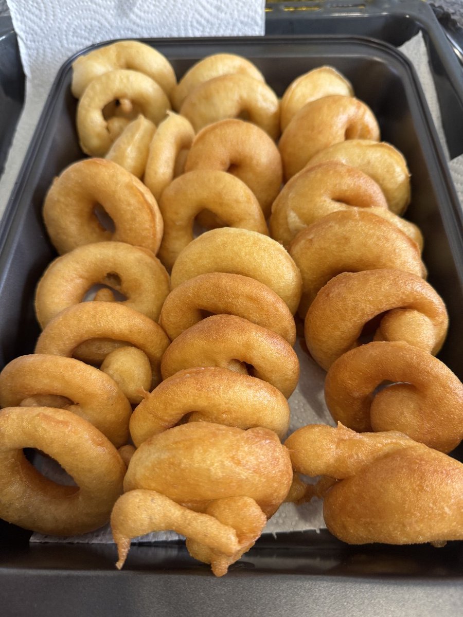 AfemEpc's tweet photo. “Un año más cumplimos con la tradición de hacer buñuelos en nuestra buñuelada! 😍✨ Con nuestra compañera Reme y su madre Josefa, disfrutamos de risas, momentos especiales y el sabor de siempre. ❤️🎉 #Buñuelada #Tradición #SaborQueUne” https://t.co/WmOntB679F
