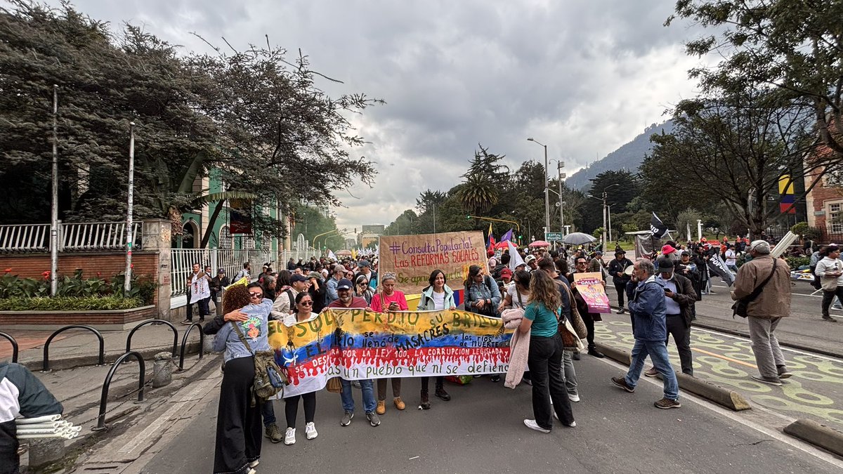 ¡El pueblo está en la calle y su voz se respeta! 🗣️ No pueden archivar sin debatir los derechos de millones. Hoy arrancamos la campaña por la #ConsultaPopularYa para defender las reformas sociales.
#SíALasReformasSociales #ALaCalleEste18