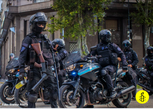 La policía no puede hacer cualquier cosa: hay 4 principios básicos sobre el uso de la fuerza que está OBLIGADA a respetar. Abrimos hilo: