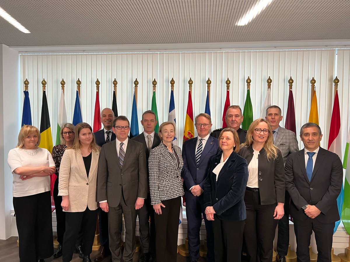 Framkvæmdastjóri Frontex, evrópsku landamæra- og strandgæslustofnunarinnar, og fulltrúar Ríkislögreglustjóra funduðu með sendiherrum ESB aðildarríkja og Noregs í dag.

Samstarf 🇮🇸og 🇪🇺 í landamæra- og strandgæslu var rætt, en Ísland er virkur þátttakandi í Schengen og Frontex.