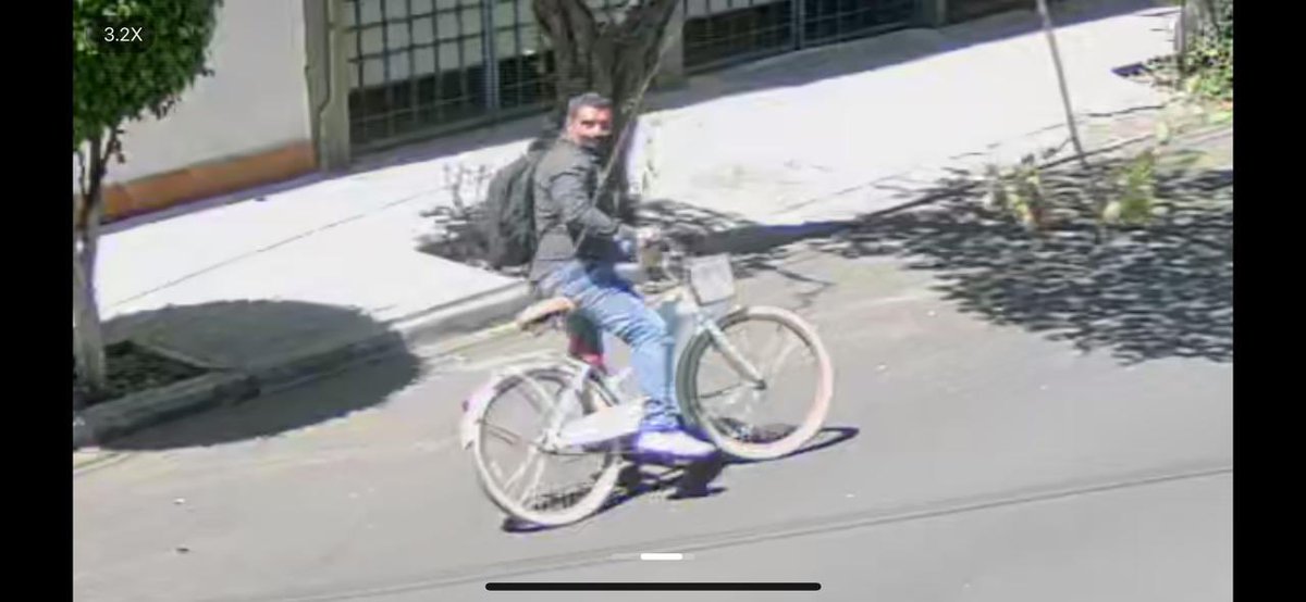 luisfho's tweet photo. El día de ayer 17 de marzo de 2025 se metieron a robar al edificio donde vivo y la rata se llevo mi bicicleta, esto en la calle 23 de la colonia san pedro de los pinos, alcaldia Benito Juárez. Tengo el video y la imagen de la rata! Ayúdenme a identificarlo y que lo atrapen!! https://t.co/Y5IogYgiF2