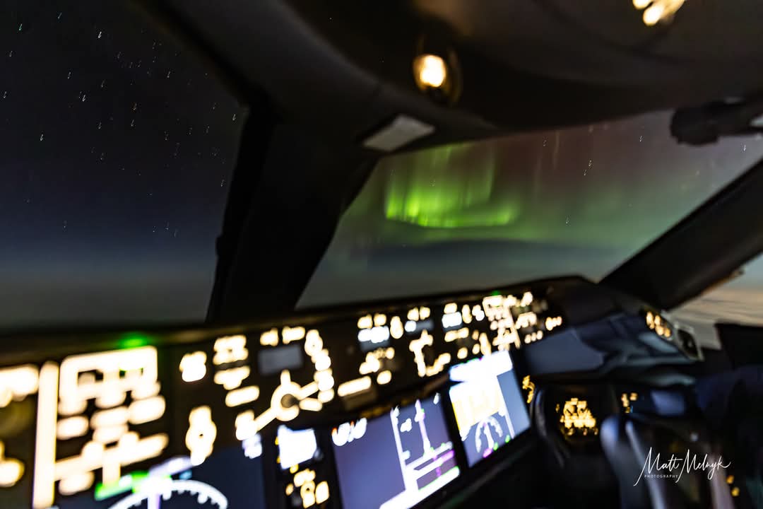 melnyk_photos's tweet photo. #Auroraborealis last night from the #dreamliner at 39,000 ft while flying from #yyc to #london #UK  @TamithaSkov @teamdomcanada  @CalgaryRASC @CanGeo @TiffanyLizee @weathernetwork #shareyourweather @AuroraNotify @aurorawatchuk @Aurora_Alerts https://t.co/AsspJ1DOsE