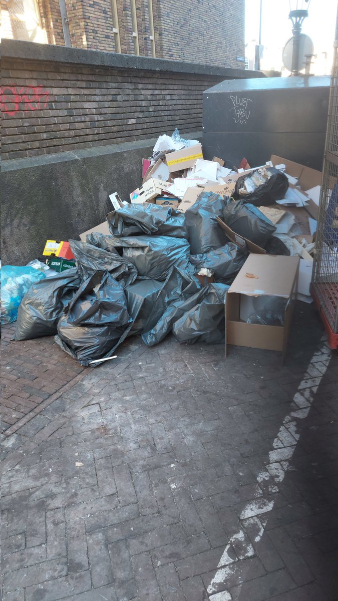 <a href="/Fijnweer/">Jaap</a> <a href="/UtrechtseSjoerd/">Sjoerd</a> <a href="/GemeenteUtrecht/">Gemeente Utrecht</a> Aso horeca  drakenburgstraat 
Blijven dumpen 
Ligt er al een week