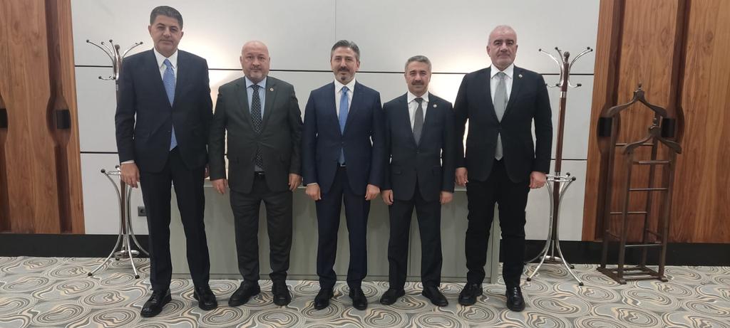 dr_ishaksan's tweet photo. Çalışma ve Sosyal Güvenlik Bakan Yardımcımız Sayın @AhmetAYDIN_02, Milletvekillerimiz Sayın @resulkurt34 , Sayın @Mustafaalkayis ve Sayın @HuseyinOzhan_ ile birlikte iftar programında bir araya geldik.

Ramazan’ın birlik, beraberlik ve dayanışma ruhuyla, Adıyaman’ımız için yürüttüğümüz çalışmaları değerlendirdiğimiz verimli bir sohbet gerçekleştirdik.  
@Akparti @RTErdogan @abuyukgumus