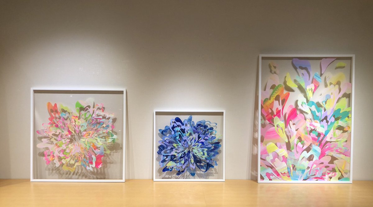 asaesoya's tweet photo. 高島屋 Life+Design プロジェクト
日本橋店、6階の美術画廊での展示が完了しました！
19日から4月7日まで展示しています。

まるで鳴る色の波紋が空中に浮かんでいるような感じになりました。10点展示しています。

26日からは一階ウィンドウの展示も始まります。

https://t.co/bKEMf8la5t https://t.co/d9qpY6W1r2