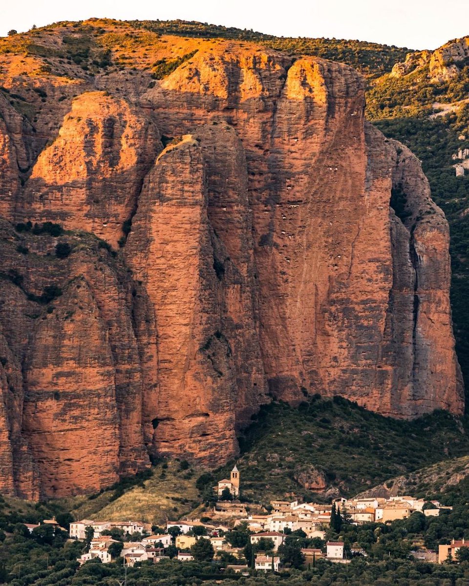 Huesca_LaMagia's tweet photo. El "Camino del cielo" en los #MallosdeRiglos ❤️. Una espectacular excursión esta #SemanaSanta para disfrutar de un paisaje de paredes imposibles que toman formas sorprendentes en nuestra imaginación 😮 🙌

Aquí os dejamos la excursión > https://t.co/GxqBGT5Yit https://t.co/6LGJz0Ayez