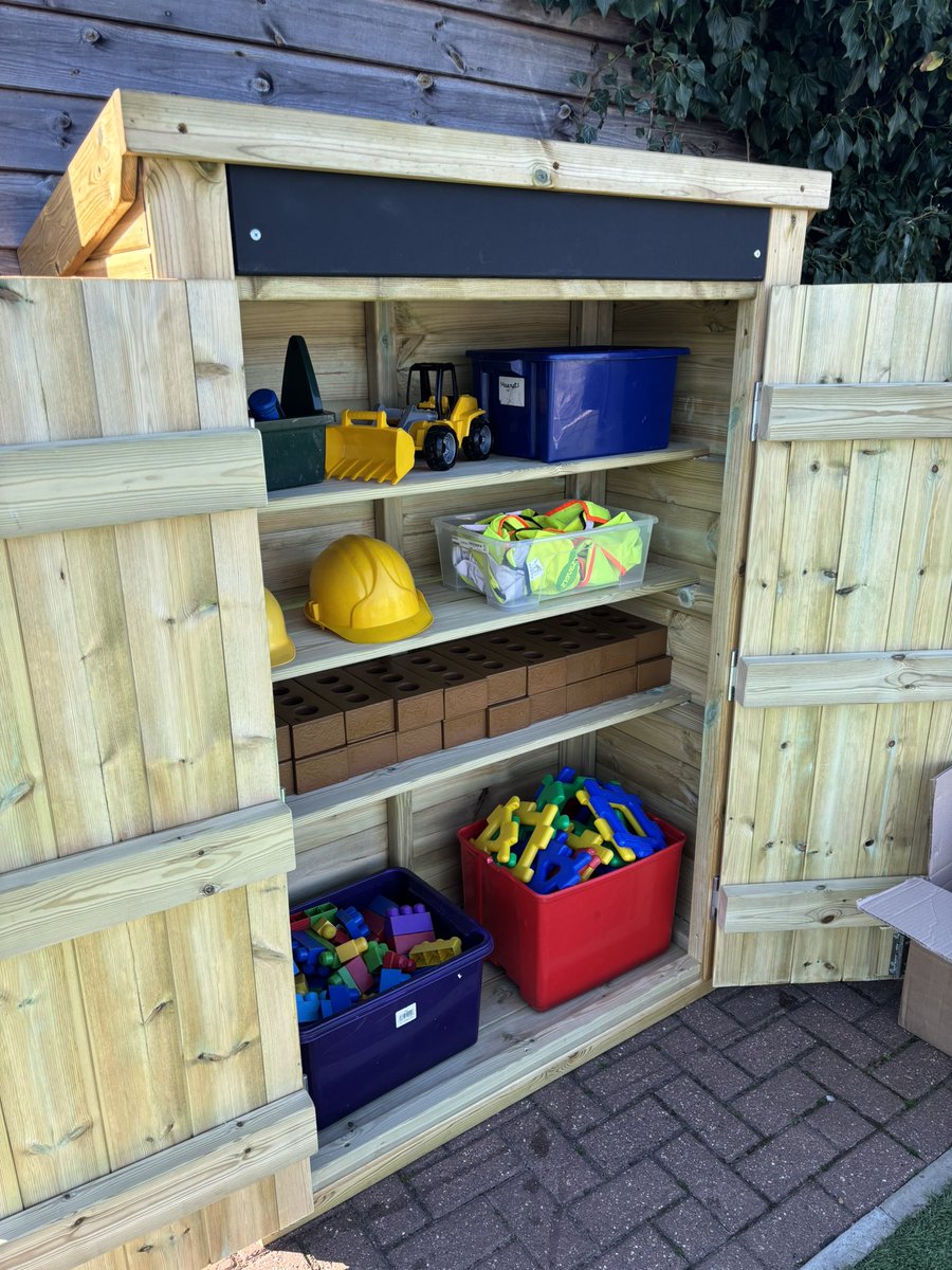 EyfsSpringfield's tweet image. Look at our amazing new outdoor construction area for EYFS! The children have loved exploring and building in this area π€©π