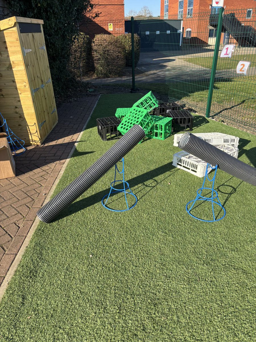 EyfsSpringfield's tweet image. Look at our amazing new outdoor construction area for EYFS! The children have loved exploring and building in this area π€©π