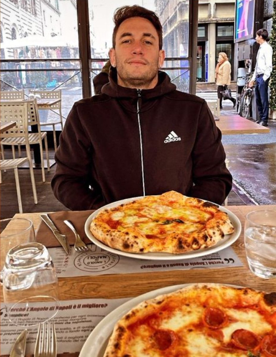 ¿Qué preferís?

🔁 Una cita con Billie Eilish
♥️ Comer una pizza napolitana con Momo