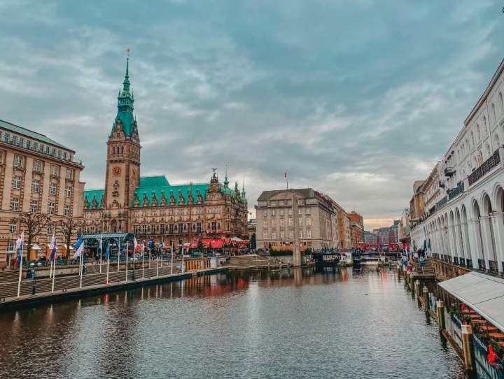 🇩🇪 Ուղևորություն Համբուրգ ✨
🏛 Համբուրգը հայտնի է իր մեծ նավահանգստով, պատմական շինություններով, հիասքանչ տեսարժան վայրերով և համեղ խոհանոցով։
Այս քաղաքը կհիացնի ձեզ։ 🏘
🔗 Ամբողջական նյութը կարդացեք այստեղ. aviatomser.com/trip-to-hambur…
#Համբուրգ #Գերմանիա