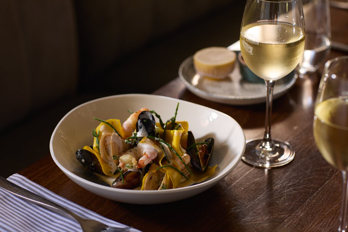 Our casual dining restaurant on the Estate, Cullen's at the Cottage, has now reopened for dinner for the season!

Welcoming residents and visitors, reserve your table at the link below:

ashfordcastle.com/dining-and-dri…

#AshfordCastle