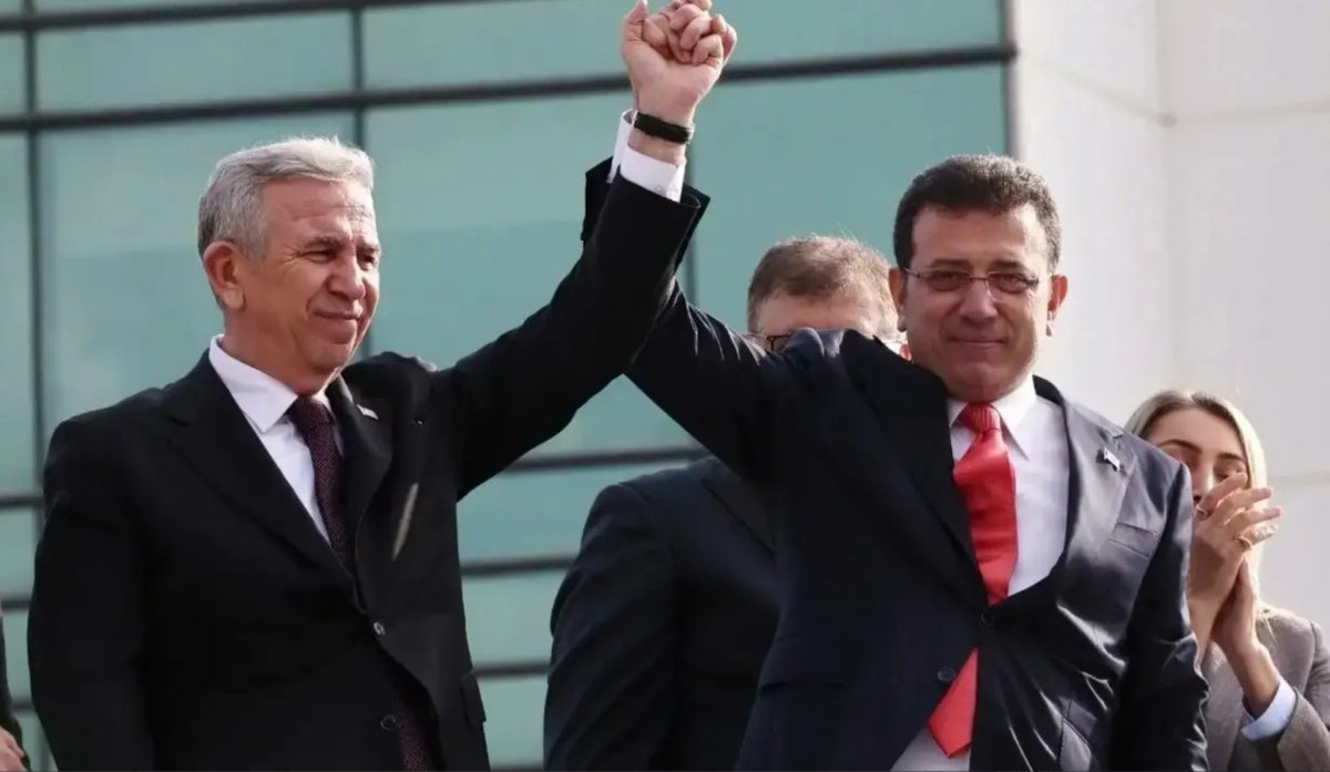 Mansur Yavaş:

“Cumhurbaşkanlığı adaylığımı günü gelince değerlendireceğim” kararımı, bu hukuksuzluk ortadan kalkana kadar ASKIYA alacağımı da kamuoyuna ilan ediyorum.