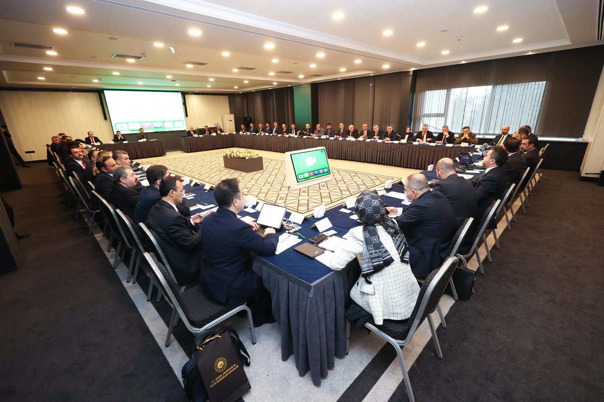 İl Başkanımız Sn <a href="/hakanhanozcan/">Hakan Han ÖZCAN 🇹🇷</a> başkanlığında, Yürütme Kurulu üyelerimiz, ilçe başkanlarımız ve Belediye Başkanlarımız ile birlikte Çevre, Şehircilik ve İklim Değişikliği Bakanımız Sn. @Murat_Kurum ile bir araya gelerek Ankara’mız ve ilçelerimizin önceliklerini değerlendirdik.