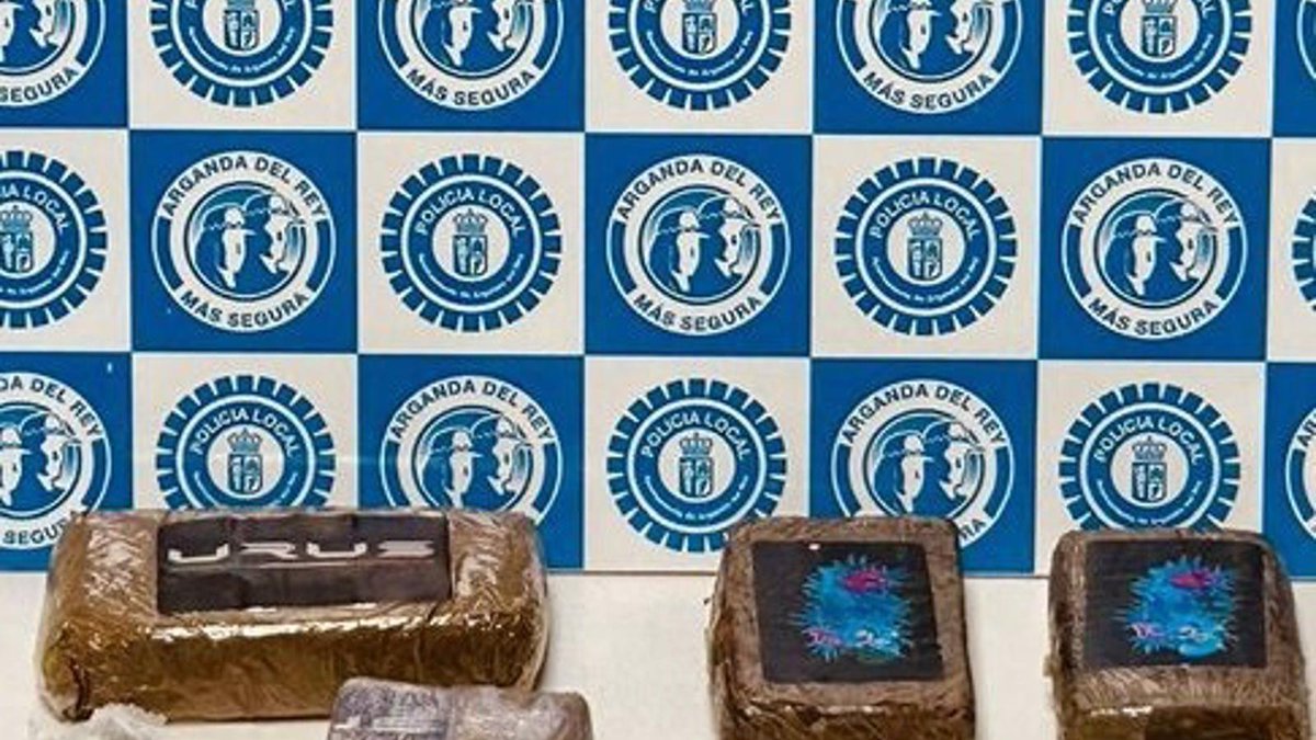 ArgandaNoticias's tweet image. Detenidos en Arganda por transportar hachís en su vehículo madridactual.es/8018624-dos-de…