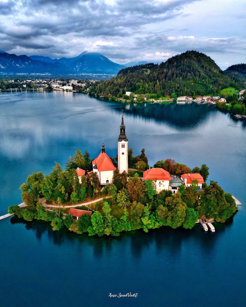 archi_tradition's tweet photo. Lake Bled, Slovenia 🇸🇮 https://t.co/xQhE8JMXlz