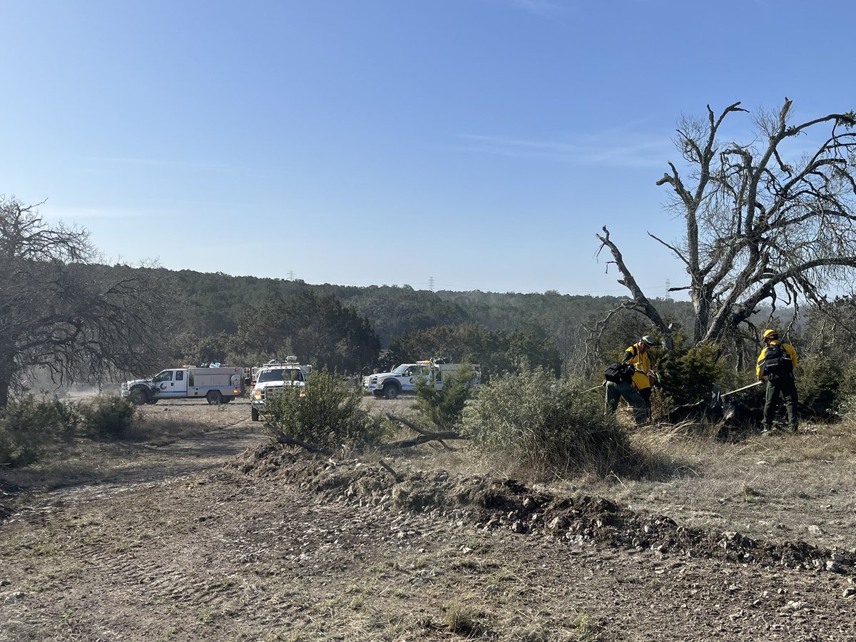 TDEM's tweet image. Firefighting efforts continue as local, state, &amp;amp; out of state firefighters work from the ground and air to contain the #CrabappleFire &amp;amp; other active wildfires across Texas.🚒

What You Can Do:
🔥Monitor Conditions
📋Make A Plan
🎒Pack A Go-Kit
📢Heed Guidance From Local Officials