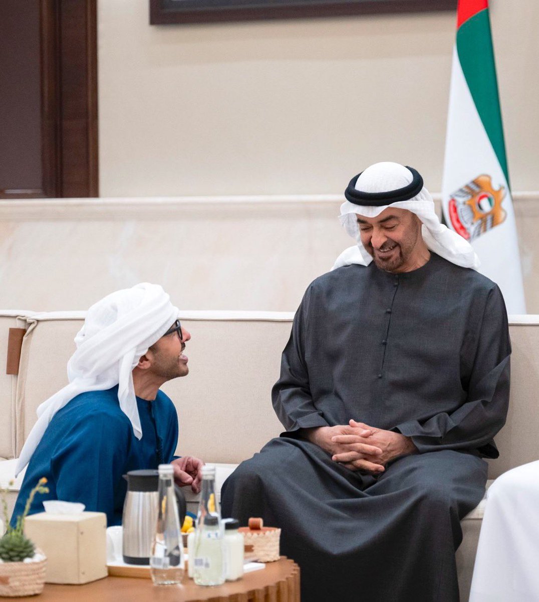 في الإمارات، الاحترام ليس مجرد كلمة، بل أسلوب حياة يتجسد في كل تفاصيل العلاقة بين الناس. هو ذلك التواضع الذي يجعل القائد قريبًا من شعبه، والابن يجلس بأدب أمام والده، والأخ ينحني احترامًا لأخيه، ليس ضعفًا، بل محبة وتقديرًا.

هو ذلك الشعور العفوي الذي يجعل الكبير والصغير، الحاكم